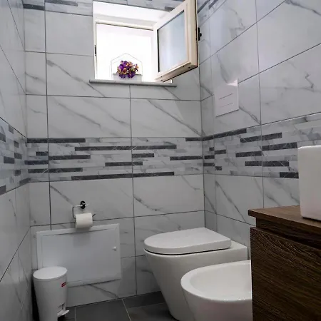 Flower House Konukevi 4*